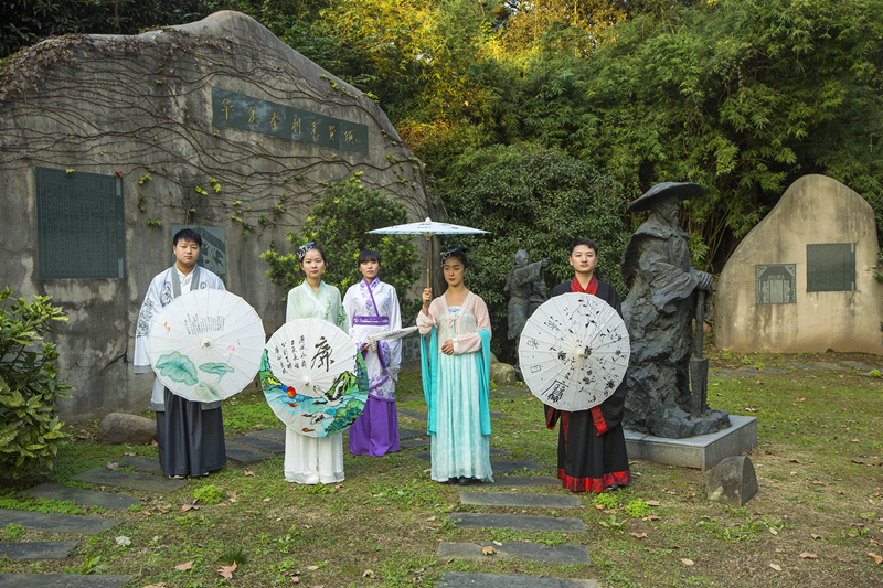 草莓视频
 孙贝贝、倪书阳、葛益军；草莓视频
 陈泠琳；江苏海事职业技术学院 崔亚迪